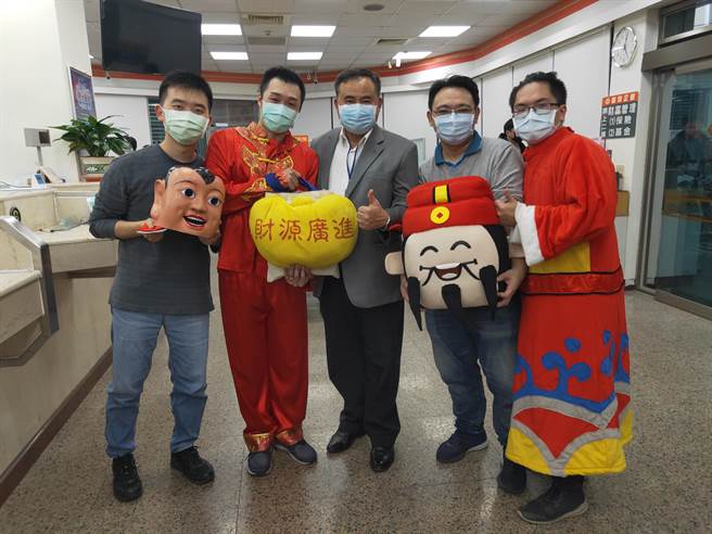 防抢演练演员合影。（大雅分局提供／王文吉台中传真）