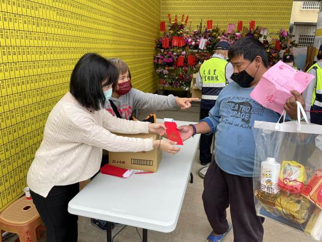 浩天宫举办寒冬送暖关怀活动，发放弱势及低收户1000元慰问金及物资。（浩天宫提供／王文吉台中传真）