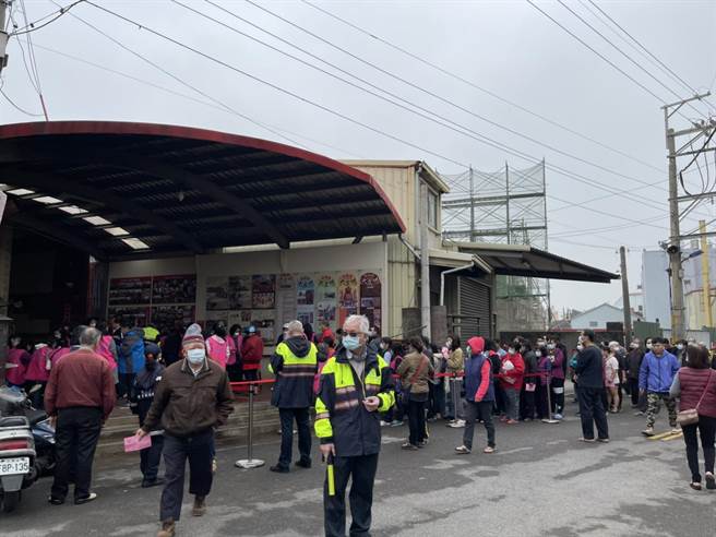 大庄妈境内的弱势及低收户排队领取1000元慰问金及物资。（浩天宫提供／王文吉台中传真）