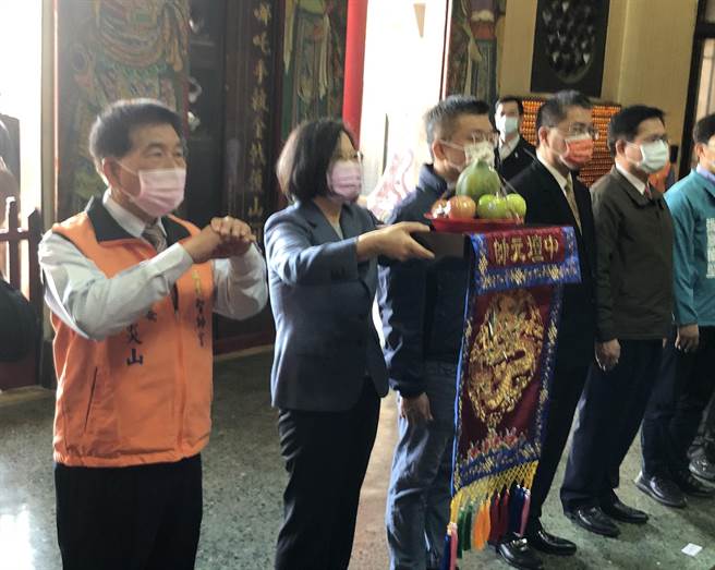 总统蔡英文今天上午到台中市南屯区圣帅宫参拜，感谢神明庇佑，让台湾一路走来平安。（陈世宗摄）