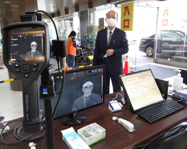 紅外線體溫檢測站利用紅外線體溫感應儀器偵測民眾體溫。(奇美醫學中心提供／曹婷婷台南傳真)