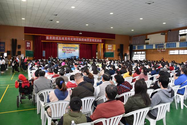 苗栗县议长锺东锦23日上午在头份兴华高中发放奖学金，共有200名学生受奖。（谢明俊摄）