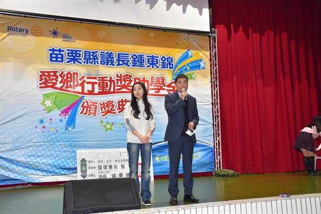 苗栗县议长锺东锦出身南庄，就读兴华国中，选择回母校来回馈乡亲。（谢明俊摄）