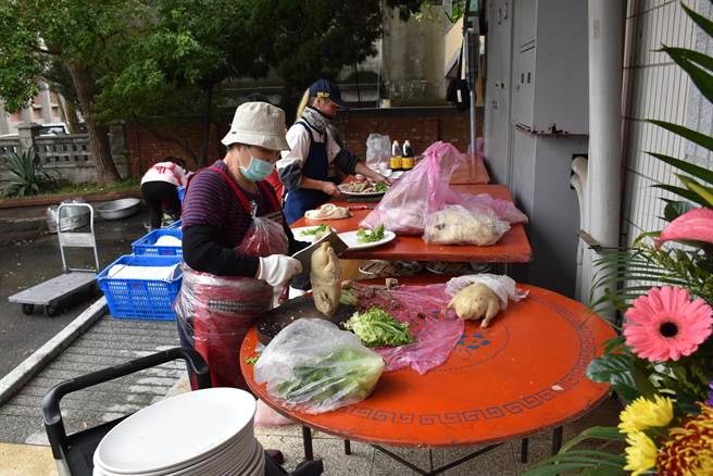 锺东锦并邀请全体受奖师生家长一同餐叙，提前庆贺过年。（谢明俊摄）