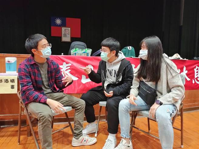 泰山高中高三丁班邱俊诚、史俊生表示，题目两大题文字讲述完整，内容贴近生活（泰山高中提供／戴上容新北传真）