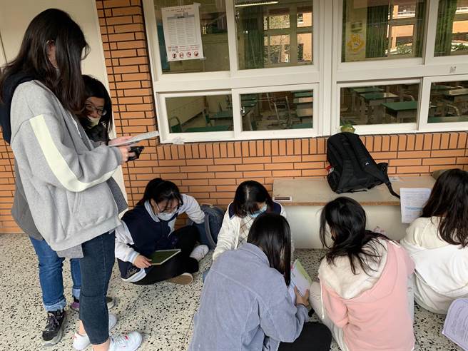 三重高中考生庄凯筑、顏筠倢表示，三重高中考前有大量练习，老师于考前猜题时，有稍微猜到题目方向（三重高中提供／戴上容新北传真）