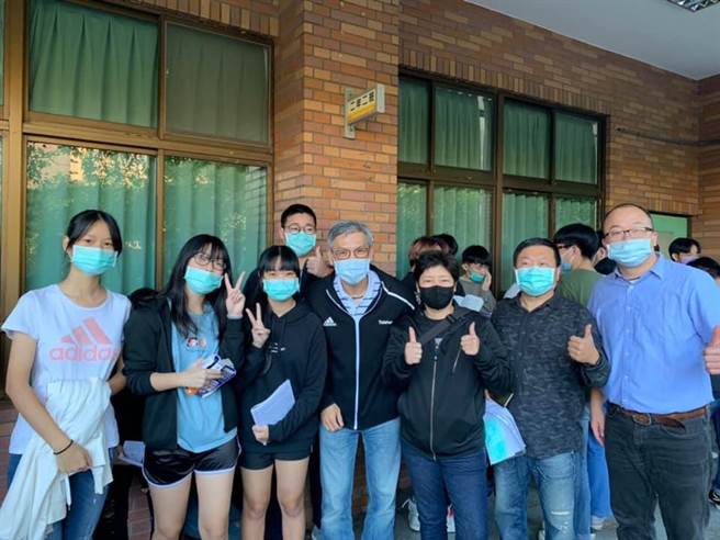 泰山高中校长李立泰到场加油，学生感到满满信心。（泰山高中提供／戴上容新北传真）