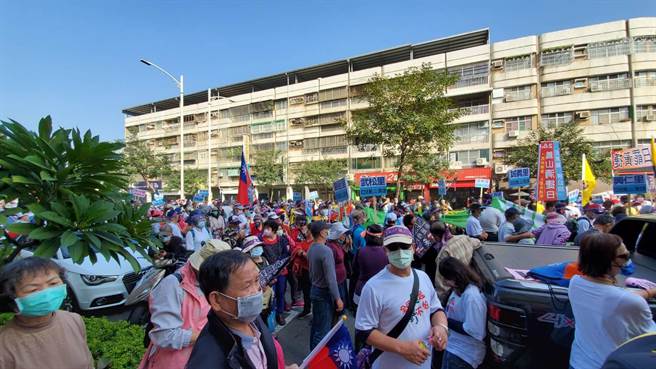 民进党桃园市议员王浩宇16日遭罢免成功后，无党籍高雄市议员黄捷的罢免投票将于2月6日举行，罢捷团体23日发起罢捷游行，主要路线是凤山在地的中山西路到大东公园，游行诉求「123，到凤山，反莱猪，罢黄捷！」下午2时罢捷支持者在凤山行政中心前开始聚集，将再激起国民党士气，盼同意罢免票极大化。(刘宥廷摄)