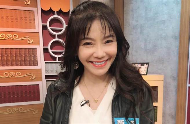 甄莉日前疑似誤把油門當煞車踩，導致車輛翻覆，還好並無大礙。（圖／甄莉 甄心承意亞洲俱樂部臉書）