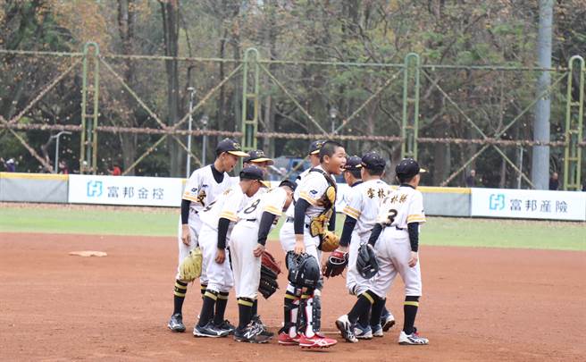 文昌国小比赛企图心强烈，教练给超过100分。（中华棒协提供）
