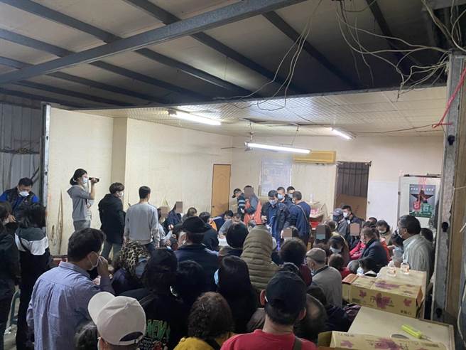 歸仁警分局在歸仁沙崙一處不起眼鐵皮屋破獲職業賭場，擠滿59名賭徒，現場居然沒人戴口罩，警方趕緊拿出口罩要求大家戴上。(歸仁警分局提供／曹婷婷台南傳真)