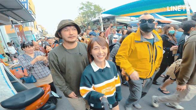 温妮（中）带着主持群游台南被大家包围。（LINE TV提供）