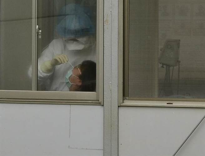 桃医发生群聚感染，今天陆续约2、30名疑似医护返院採检。（赖佑维摄）