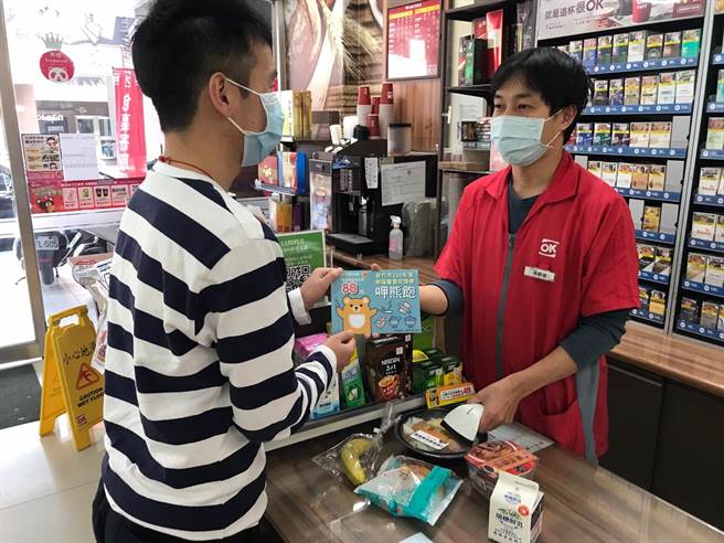 每年有5000人次受惠的新竹市「呷熊饱」爱心餐点计画，在寒假持续不中断，让需要的学生可到超商等超过300家的商家选购爱心餐点。（新竹市政府提供／陈育贤新竹传真）