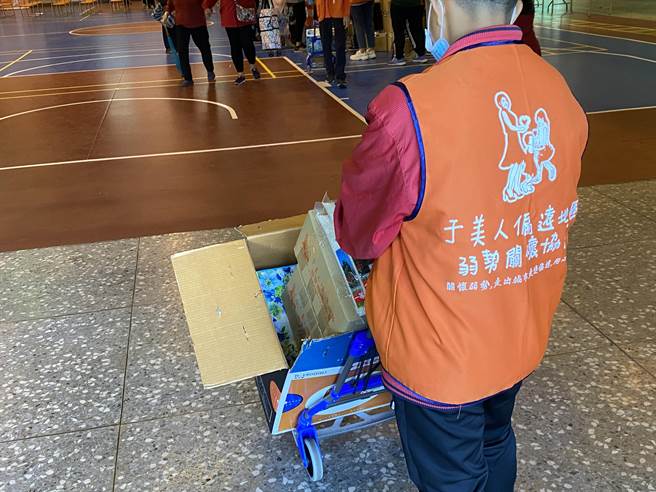 于美人偏遠地區弱勢關懷協會不僅善心提供1000人份以上的物資，也在現場備有推車，讓行動不便的弱勢民眾搬運物品能夠更方便。（黃立杰攝）