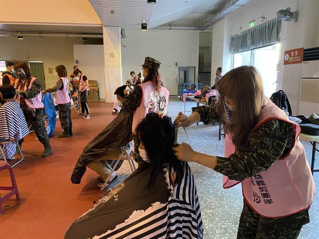 爾摩沙全台美業公益義剪團，23日在埔里國中付出個人的休假時間，共襄盛舉于美人偏遠地區弱勢關懷協會辦理的善心活動。（黃立杰攝）