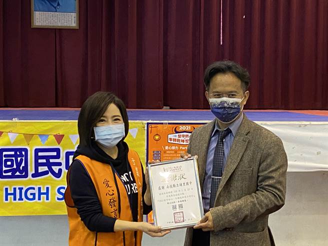 于美人偏遠地區弱勢關懷協會，23日於埔里國中舉辦寒冬送暖活動，讓埔里在地弱勢民眾年前得到協助與關懷。藝人于美人（左）特頒感謝狀給埔里國中，感謝學校大方提供場地，和協會一齊為地方盡心盡力。（黃立杰攝）