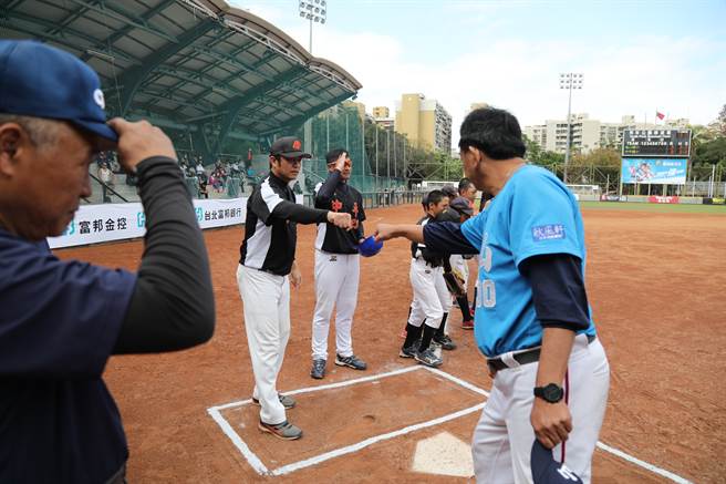 龟山国小与中平国小进行四强战。（中华棒协提供）