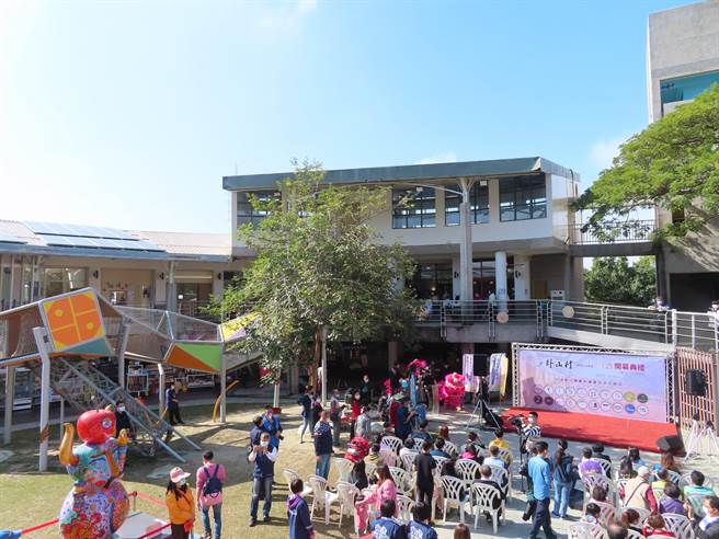 大佛游客服务中心旁公共造产观光市集， 20间店面，以崭新「卦山村」重生，23日开幕。（吴敏菁摄）