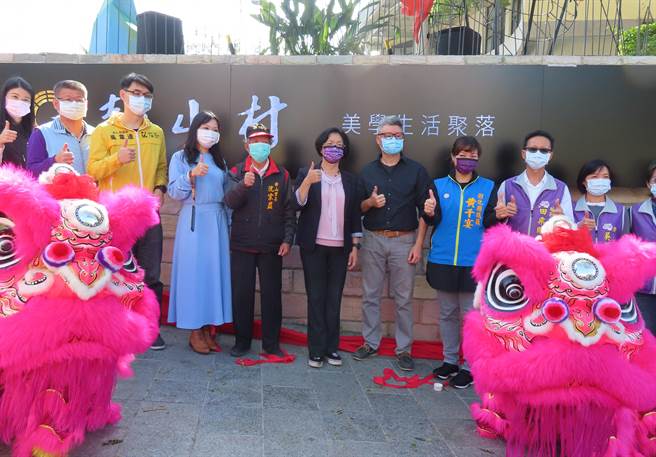 大佛游客服务中心旁公共造产观光市集， 20间店面，以崭新「卦山村」重生，23日开幕。（吴敏菁摄）