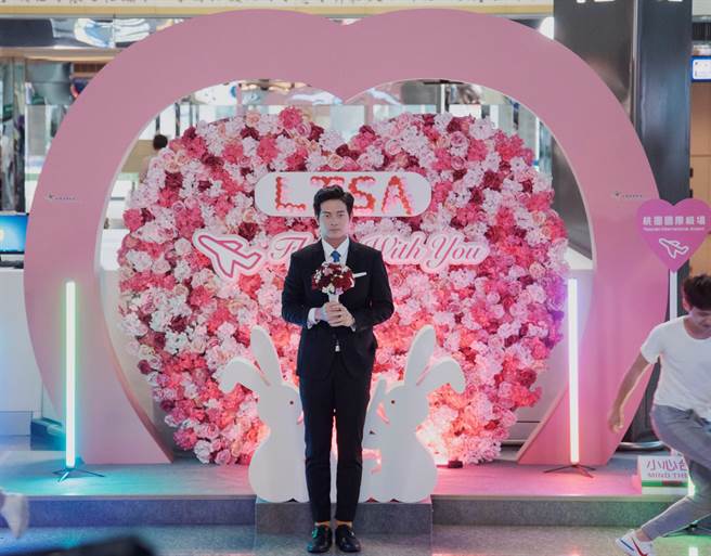 宥胜剧中在机场大动作向林予晞求婚。（HBO Asia提供）