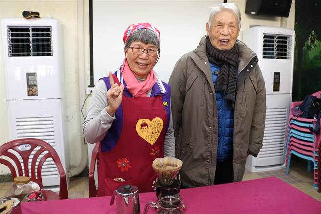 92岁退役老兵高镇波因社区的「爷奶咖啡时间」重新新找回往日兴趣，愿意踏入社区与人交流。（记者蔡雯如摄）