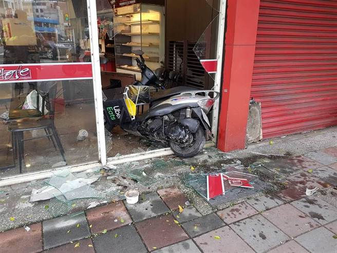 林口外送员遭撞　机车失控撞进一旁牛肉麵店（戴上容翻摄）