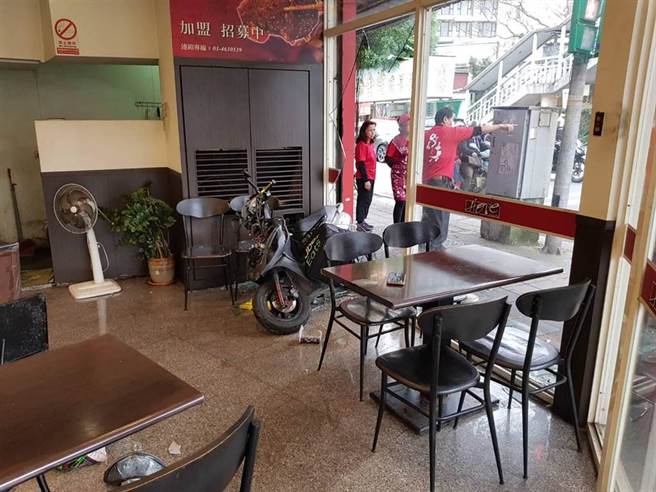 林口外送员遭撞　机车失控撞进一旁牛肉麵店（戴上容翻摄）