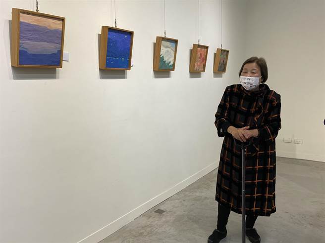 有「台湾血液之母」美誉的林妈利受邀到台中举办「林妈利医师创作义卖特展。（冯惠宜摄）