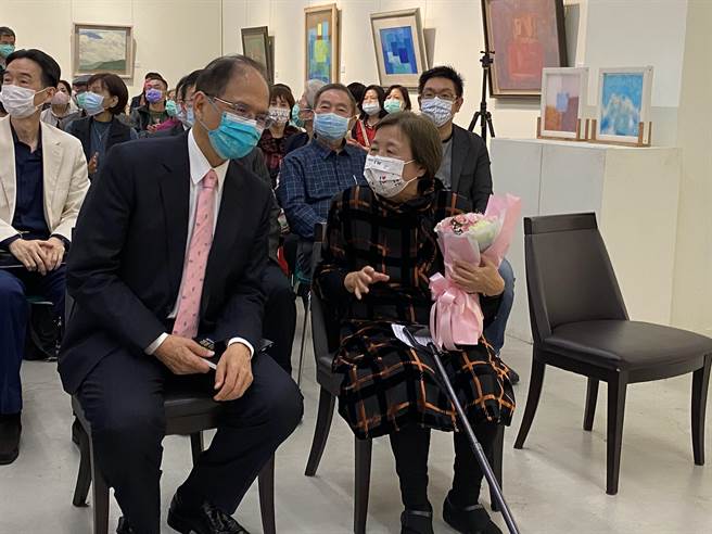 「林妈利医师创作义卖特展」23日举办开幕茶会，立法院长游锡堃特别到场向林妈利医师致意。（冯惠宜摄）
