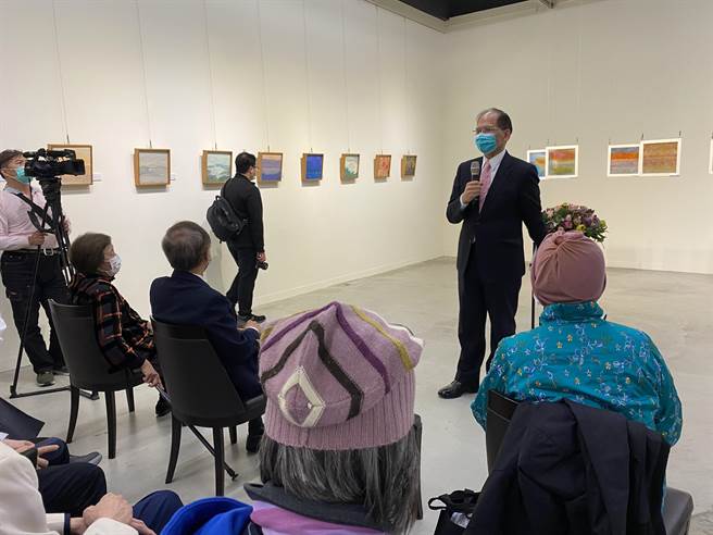 游锡堃也以老子的「道可道非常道」形容林妈利的画作。（冯惠宜摄）