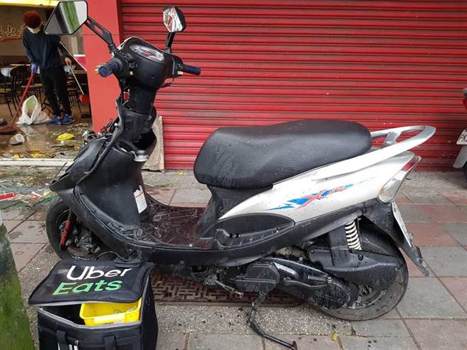 林口外送员遭撞　机车失控撞进一旁牛肉麵店（戴上容翻摄）
