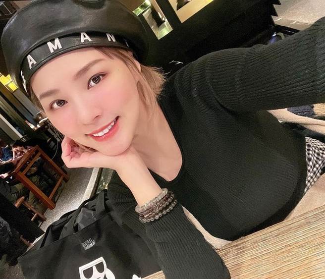 性感女星熊熊（卓毓彤）。(图/ 摘自熊熊卓毓彤IG)