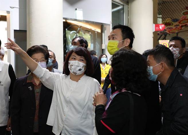 嘉义市立博物馆重新开馆，市长黄敏惠偕各界入士入馆参观。（嘉义市政府提供）
