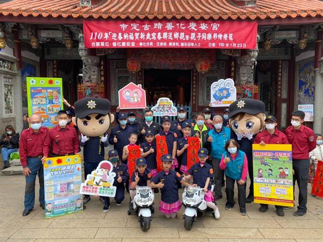 台南市政府消防局第四大隊善化分隊於23日上午，配合轄內慶安宮辦理宣導活動。（消防局提供／李宜杰台南傳真）