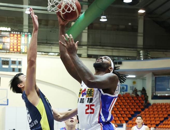裕隆洋将克里斯马斯(右)因为背伤缺席了两周。(中华篮协提供)