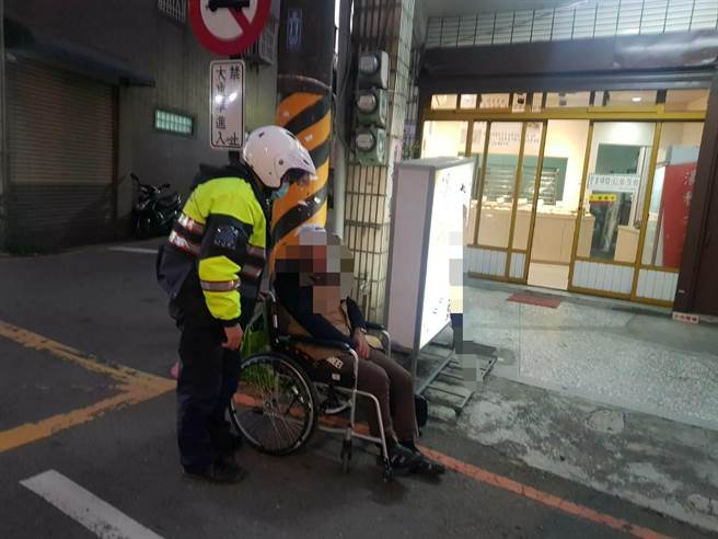 桃园市八德区7旬陈姓迷路老翁只会说马祖福州话，所幸员警也会讲，顺利助其返家。（翻摄照片／赖佑维桃园传真）