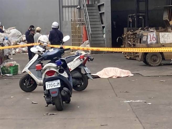 竹北市一處資源回收場發生意外，一女慘遭堆高機輾過而死亡。（翻攝照片）