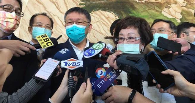 吕秀莲应邀出席民眾党活动与柯文哲同台，外界关注两人未来的合作动向。（图／民眾党提供）