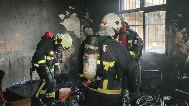 苗栗市文聖里民宅23日下午發生火警，火勢猛烈，濃煙四起，消防隊員趕抵灌救並將受困老翁順利救出。（民眾提供／何冠嫻苗栗傳真）