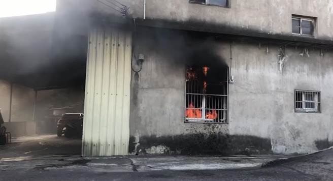 苗栗市文聖里民宅23日下午發生火警，火勢猛烈，濃煙四起。（民眾提供／何冠嫻苗栗傳真）