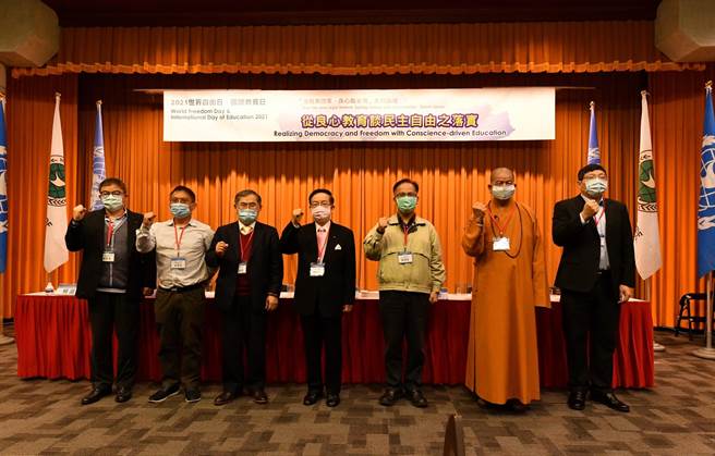 前司法院大法官暨副院长城仲模强调，良心、法治、人权是很崇高的目标，需要学习、实践与累积。要抛开旧有的形式主义，学习西方几百年来的民主法治思想，要讲实话、做实事。（NGO世界公民总会提供）