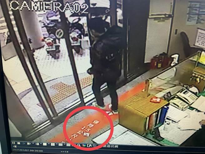 一名男子到派出所洽公不慎遗落两张大钞，经调阅监视器与翻查实名制资料，让失主顺利找回失物。（民眾提供／邱立雅竹市传真）