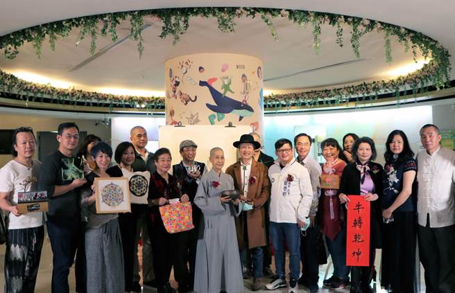 16位安坑在地艺术家联手在青少年图书馆展出艺术作品。（新北市立图书馆提供）