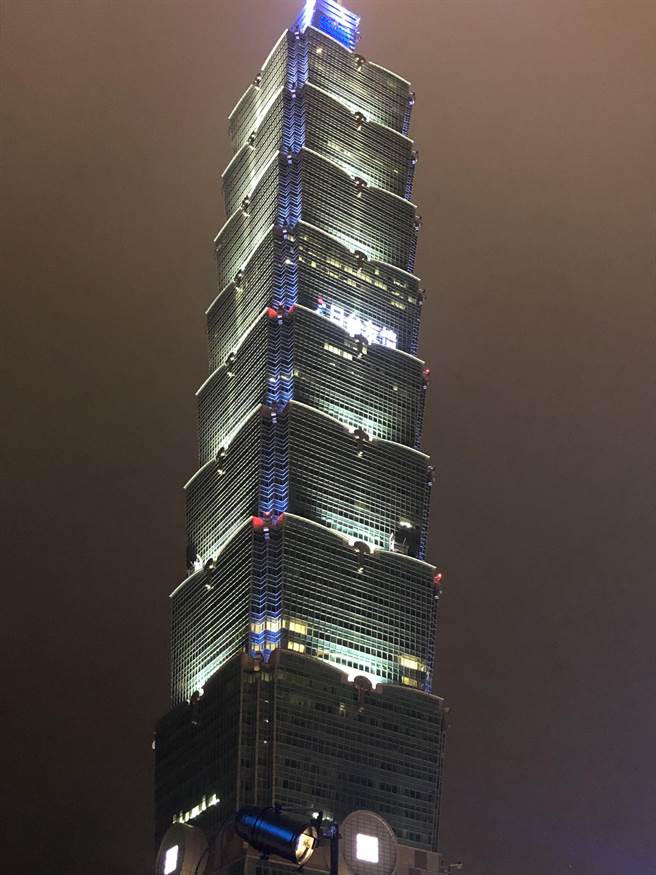 今年适逢日本311大地震10周年，日台交流协会为感念当年台湾各界踊跃捐款，举办「日台友情系列活动」，今天在台北101外墙轮播「台日相伴」等字样拉开序幕。（赵婉淳摄）