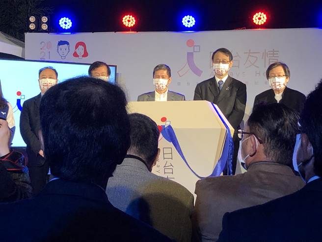 包含日本台湾交流协会代表泉裕泰、文化部长李永得、文化总会副会长江春男、台湾日本关系协会会长邱义仁及企业代表晚间出席「日台友情101点灯」仪式。（赵婉淳摄）