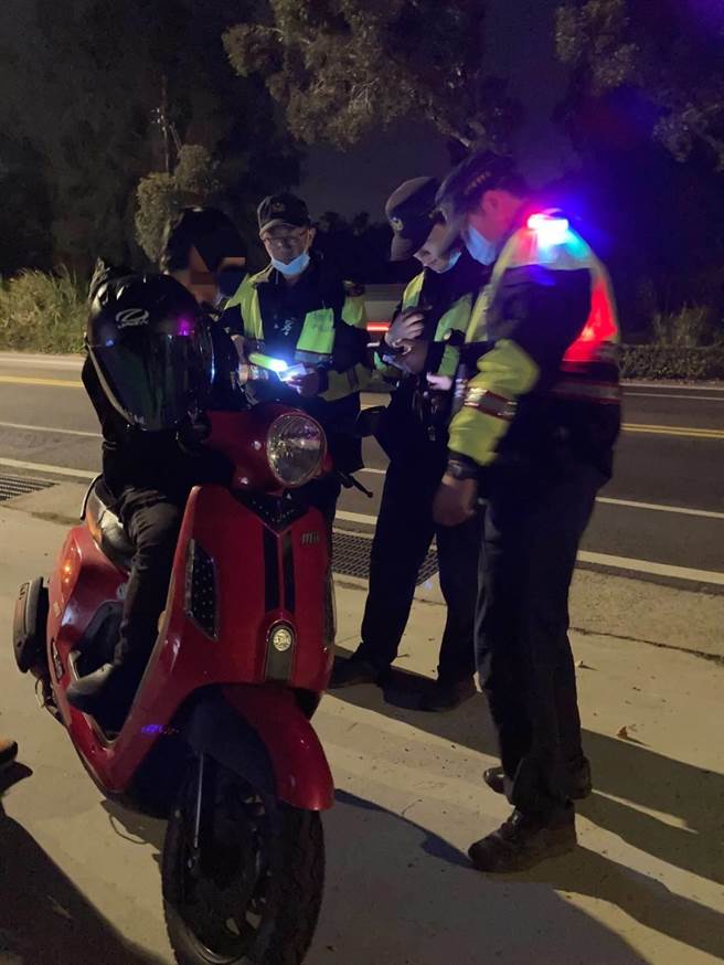 农历年关将届，金门警方扩大夜间临检勤务。（警方提供）