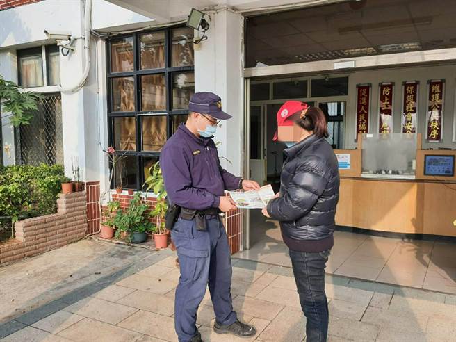 金门警方临检寻获失踪人口，家属赴警所感谢协助团圆。（警方提供）