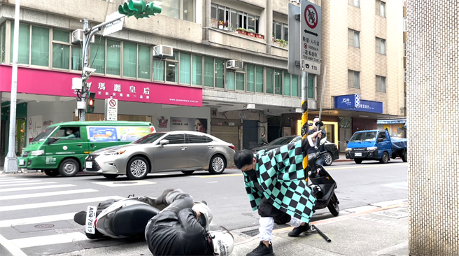 为扩大演练宣导年龄层面，警方特别结合时下最夯的鬼灭共同拦截围捕。(翻摄照片／林郁平台北传真)