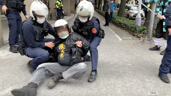 警方实施防抢演练，将抢匪制伏逮捕。(翻摄照片／林郁平台北传真)